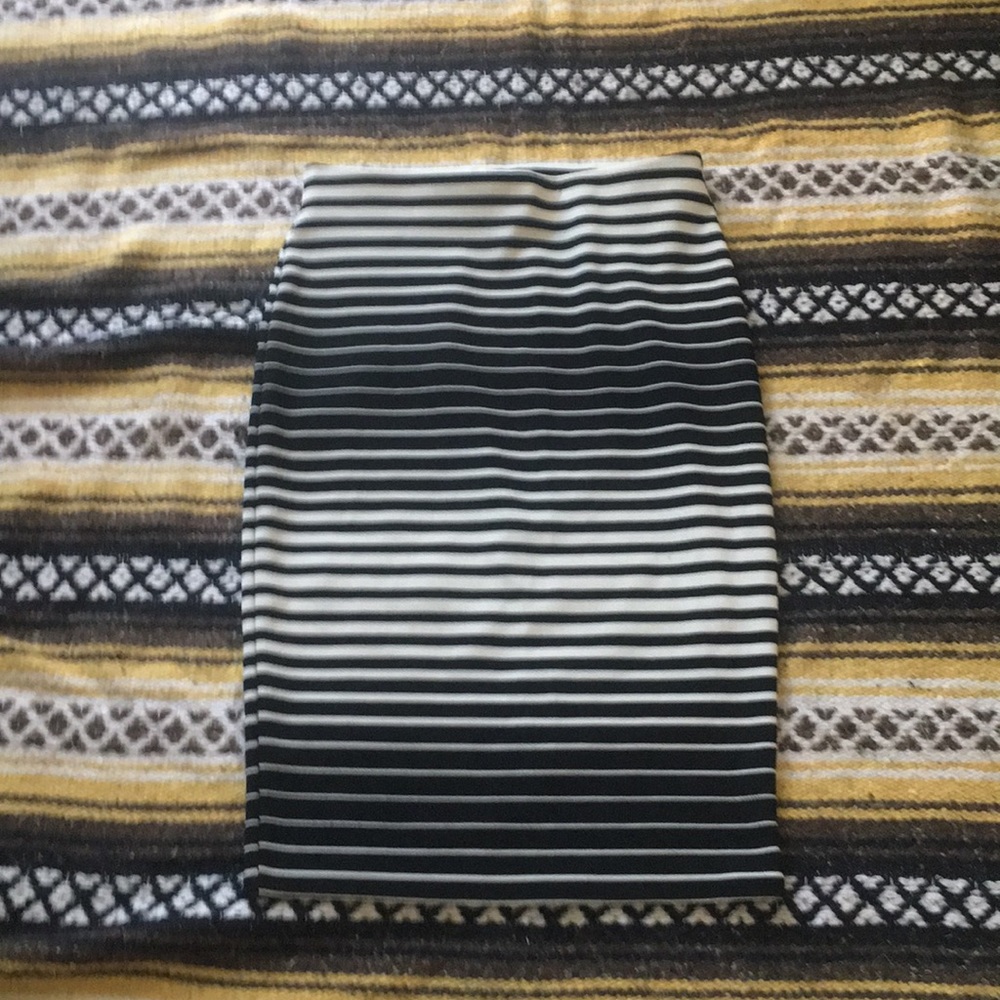 Stretch stripped pencil skirt